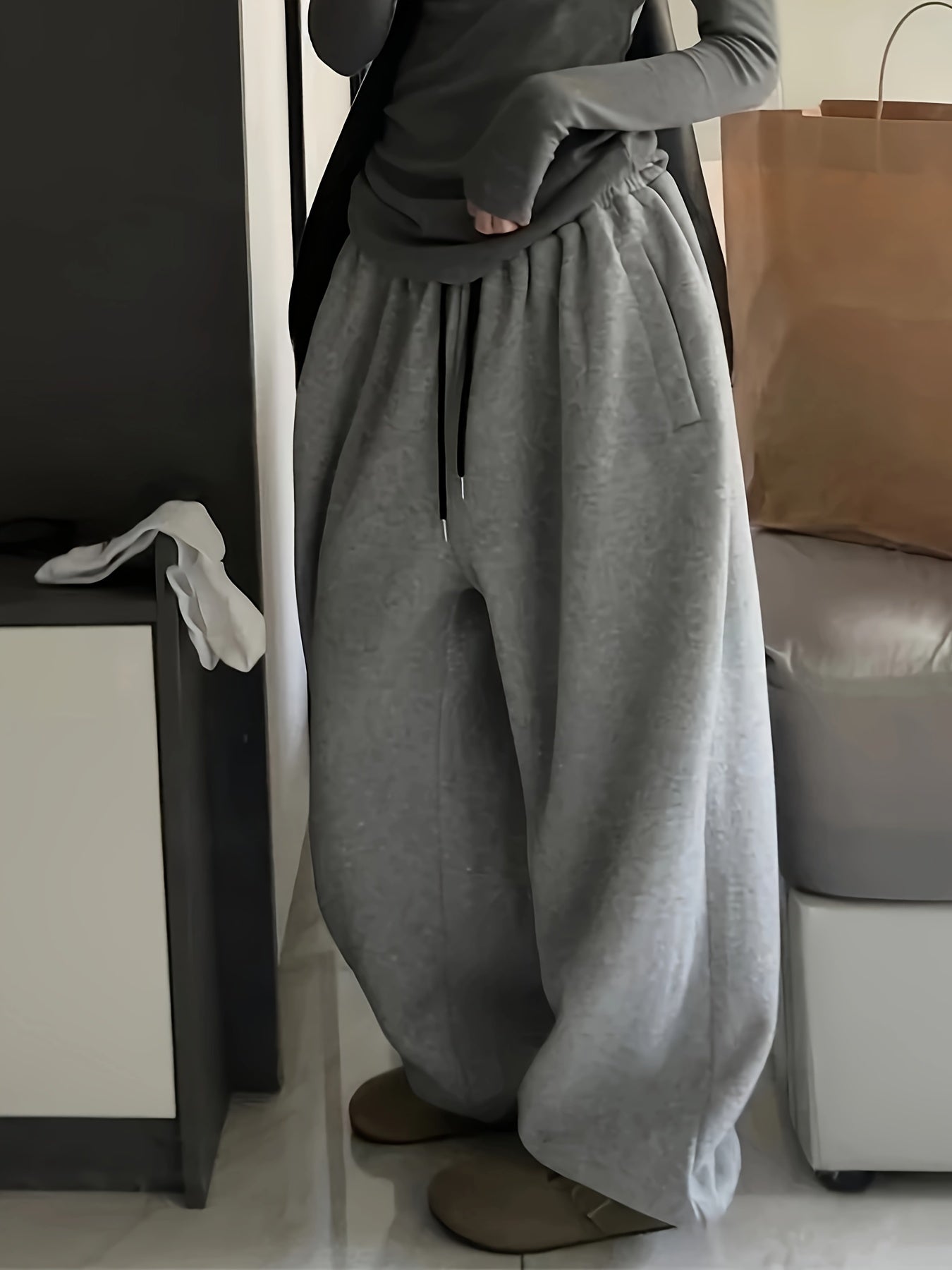 Wide-leg sweatpants with elastic waistband for women